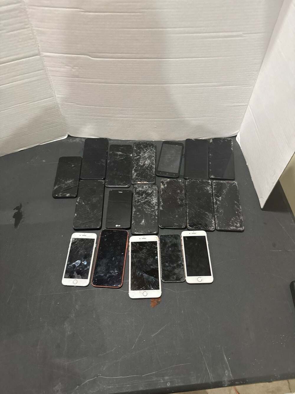 Lot of 18 Mixed Smartphones for Parts/Repair Apple iPhone, Samsung, LG, Motorola